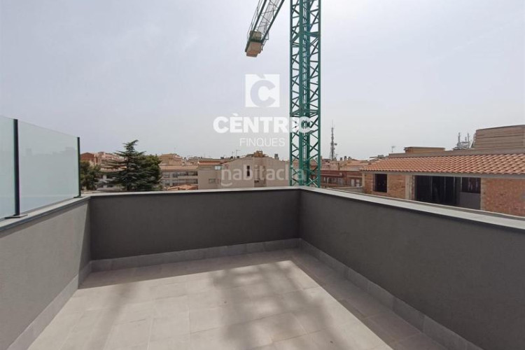 Piso dúplex tercera planta, 4 habitaciones y con terrazas en Terrassa