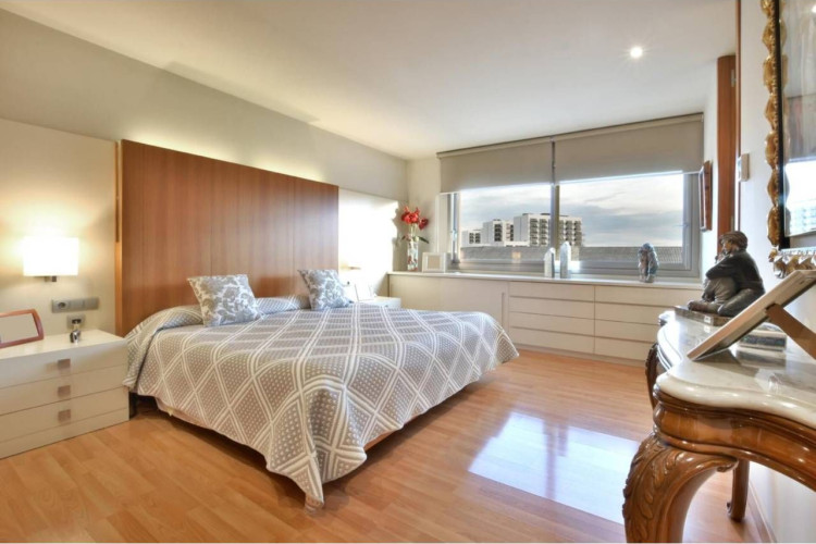 Poetessa Caparu00E0, Sant Pere Nord