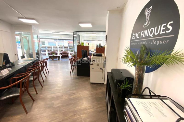 Planta baja  de 112 m2 con entrada independiente, con 2 terrazas en poble nou- en Terrassa