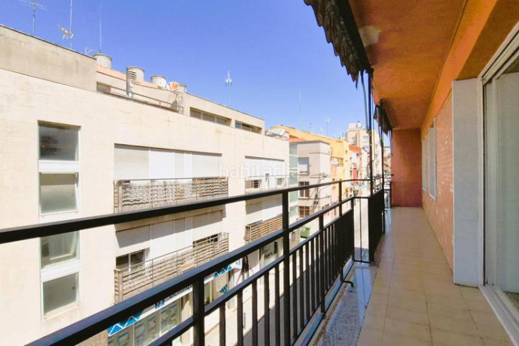 Piso de 4 hab al carrer ireneu a 50 metres rambla en Terrassa