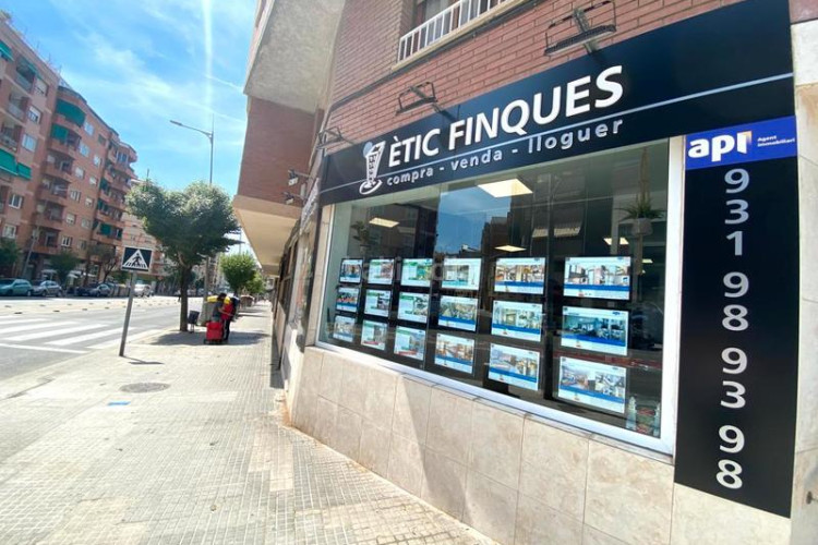 Dúplex vivienda tipo dúplex de 4 habs. con terraza. zona Segle XX. en Terrassa
