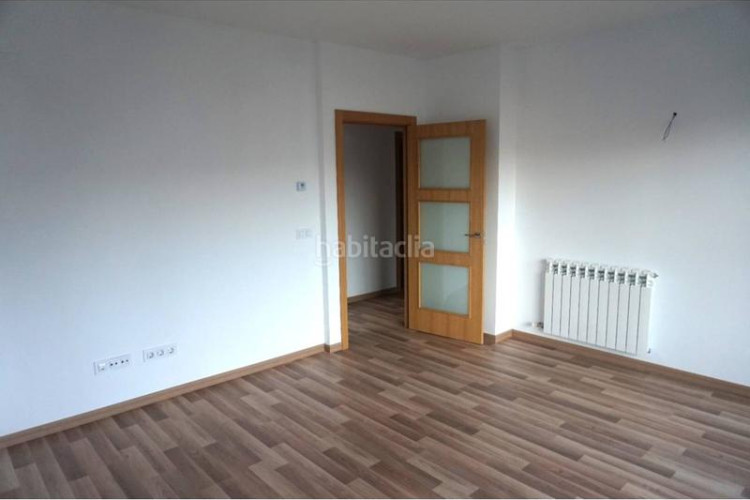 Piso torressana fantastico piso de 2 habitaciones con pk trastero con piscina comunitaria en Terrassa