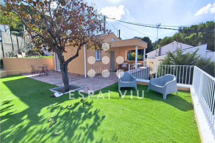 Casa adorable casita con jardín recién reformada. en Terrassa