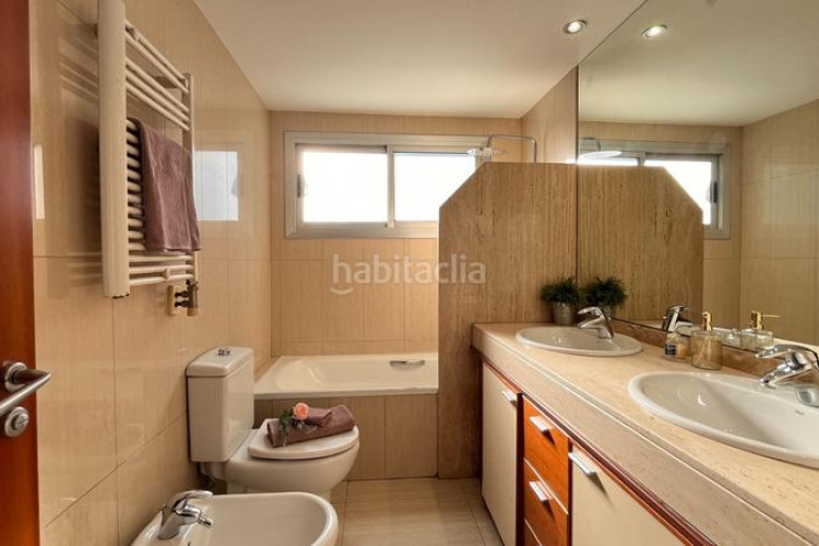 Chalet casa con piscina y vistas en zona residencial en Terrassa