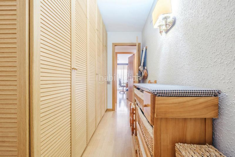 Casa adosada  con 3 habs. + 2 wc, terraza y pk en Terrassa