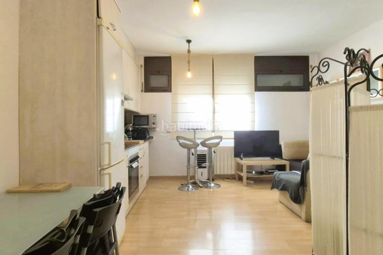 Estudio estudi seminou orientat a sud tocant el complex olímpic i la plaça de can roca en Terrassa