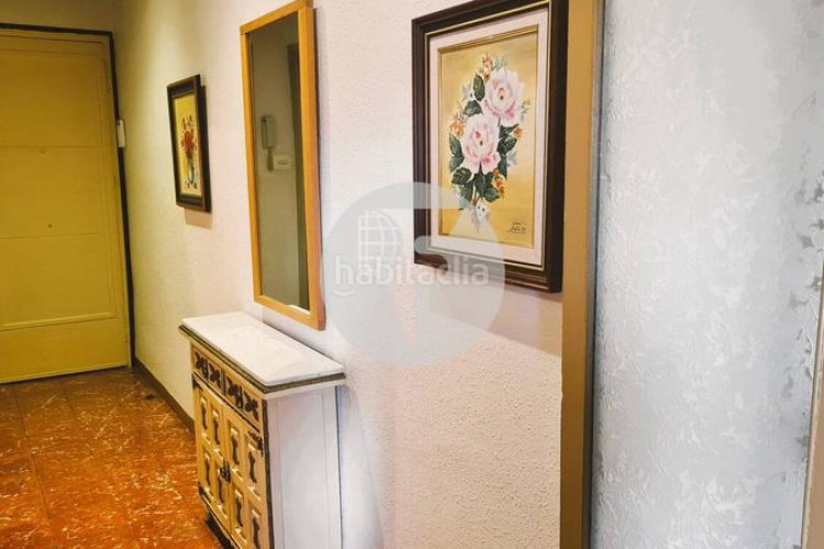 Piso descubre este piso funcional y con mucho potencial! en Terrassa