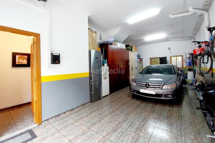 Casa magnifica casa unifamiliar de 230 m2 con 3 hab dobles y gran estudio 55 m2 en Terrassa