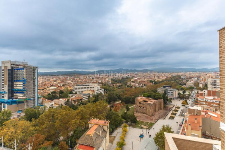 Ático  dúplex con terrazas y vistas panorámicas a un paso del centro , plaza de parking incluida en Terrassa