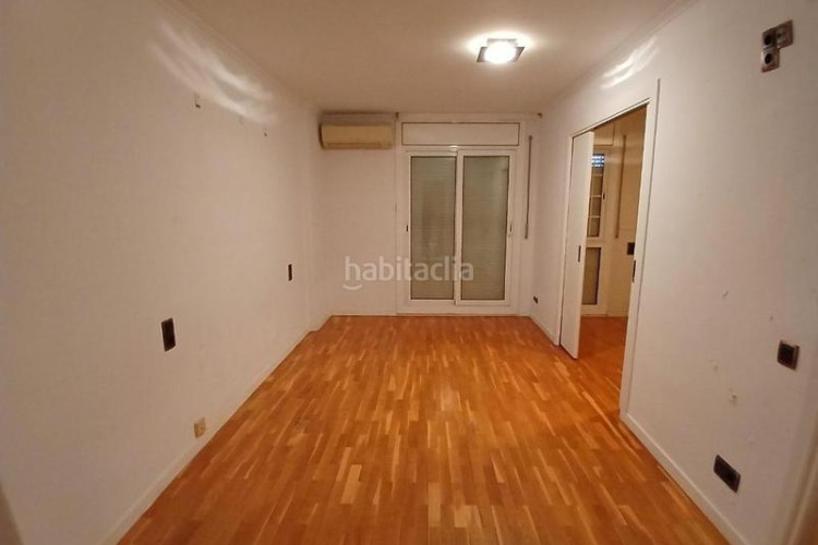 Piso vivienda de 4 habitaciones con gran terraza y parking incluido en Terrassa