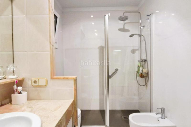 Piso de 137 m2 amb 4 hab i balco 10 m2 oest al carrer ireneu a 50 metres rambla en Terrassa