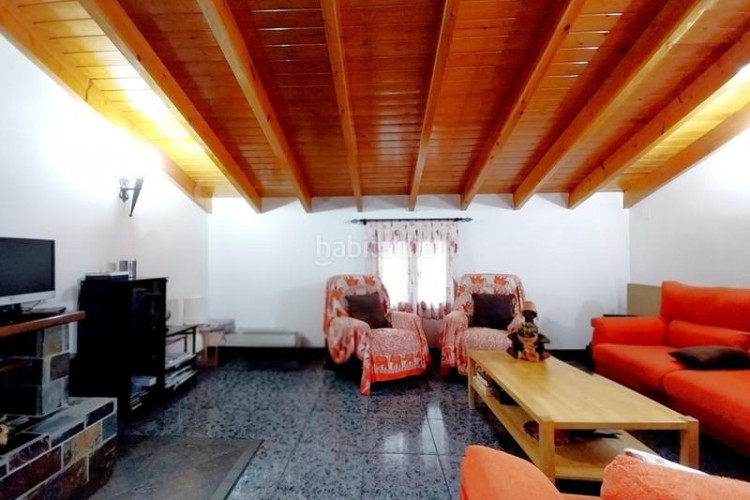 Casa magnifica casa unifamiliar de 230 m2 con garaje 3 coches, 3 grandes dormitorios, especatcular estudio 55 m2 y patio en Terrassa