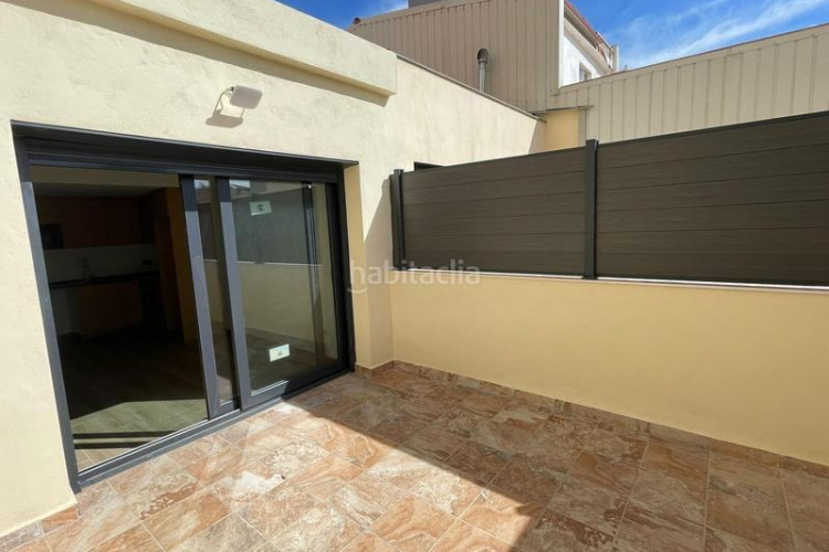 Dúplex  de dos habitaciones y buhardilla multifuncional y terraza en ca naurell en Terrassa