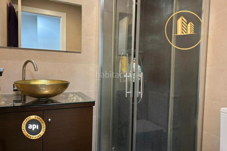 Piso amplio piso familiar con suite, balcones y parking en zona residencial tranquila en Terrassa