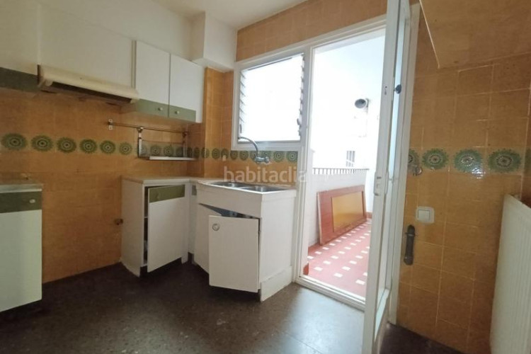 Piso  de 4 hab. con balcón exterior. muy amplio en Terrassa