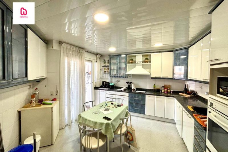 Piso  5 habitaciones con terraza balcón y lavadero para entrar a vivir en Terrassa