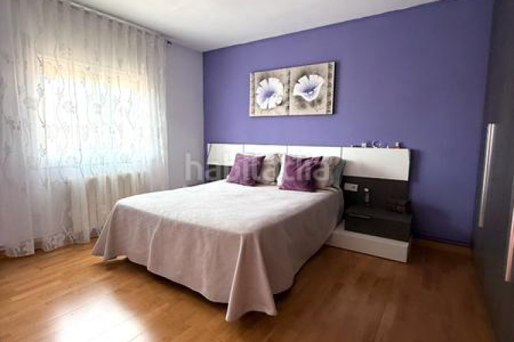 Piso zona de Ca n'Aurell. piso de 4habs. + 2lav. + balcón en angel sallent en Terrassa