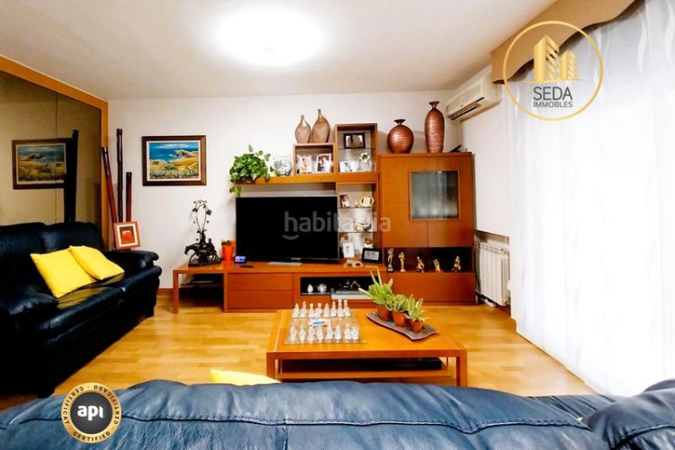 Casa impecable casa unifamiliar renovada con 4 plantas, garaje triple y estudio con chimenea en la gripia en Terrassa