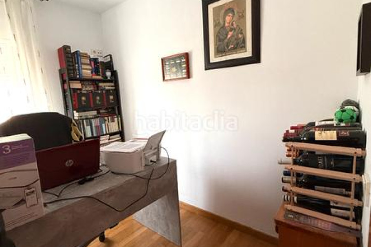 Piso zona de Ca n'Aurell. piso de 4habs. + 2lav. + balcón en angel sallent en Terrassa