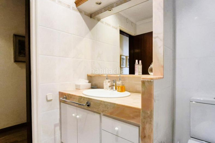 Piso de 137 m2 amb 4 hab i balco 10 m2 oest al carrer ireneu a 50 metres rambla en Terrassa