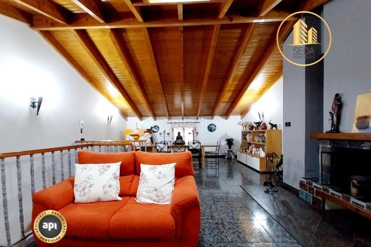 Casa impecable casa unifamiliar renovada con 4 plantas, garaje triple y estudio con chimenea en la gripia en Terrassa