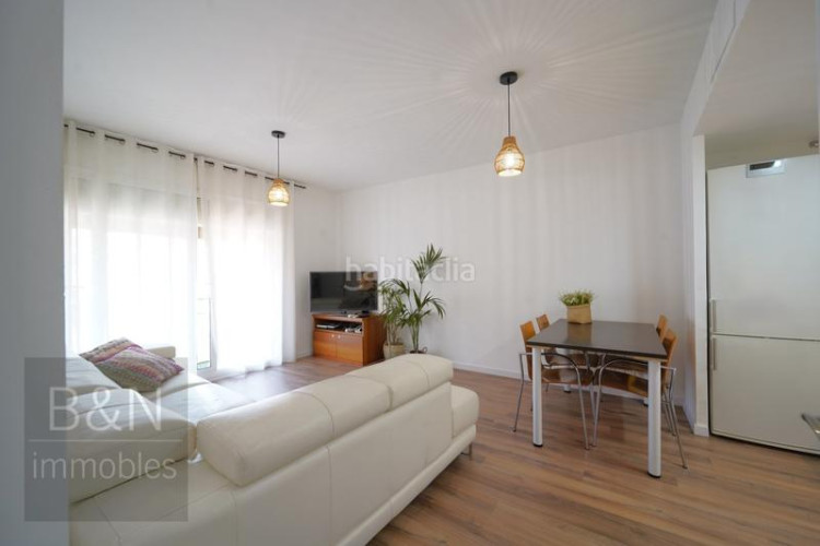 Piso una vivienda con calidez, luz y balcón recién reformado con plaza de garaje incluida en Terrassa