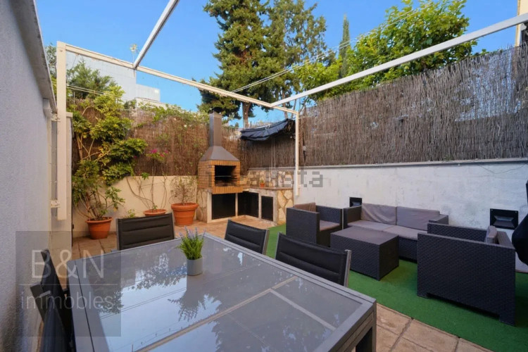 En exclusiva: planta baja con alma de hogar, gran terraza y parking en un entorno tranquilo rodeado