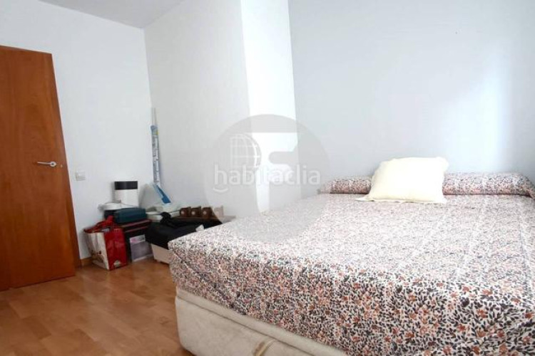 Planta baja bonita planta baja de 2 hab, terraza con barbacoa y plaza de aparcamiento en carrer conca torresana la gripia, en Terrassa
