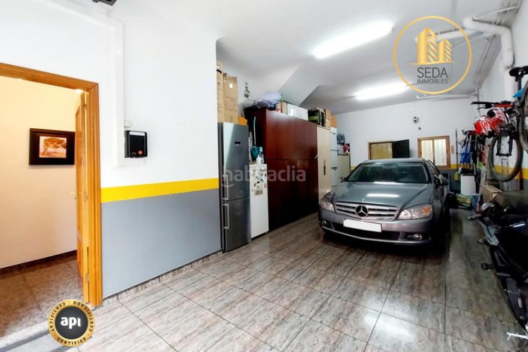 Casa impecable casa unifamiliar renovada con 4 plantas, garaje triple y estudio con chimenea en la gripia en Terrassa