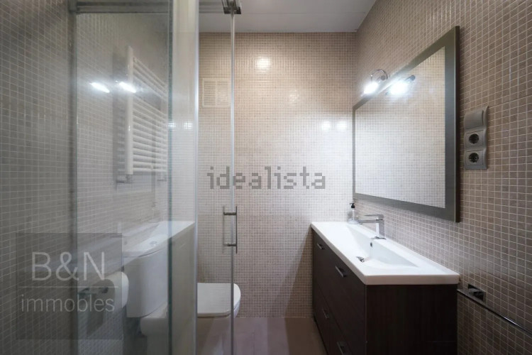 Un hogar reformado, con doble salida exterior y solo un vecino.