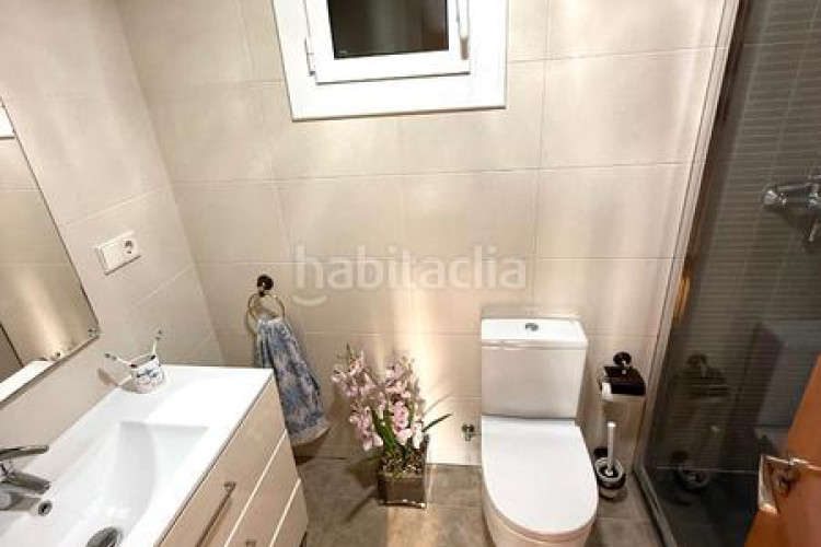 Piso zona de Ca n'Aurell. piso de 4habs. + 2lav. + balcón en angel sallent en Terrassa
