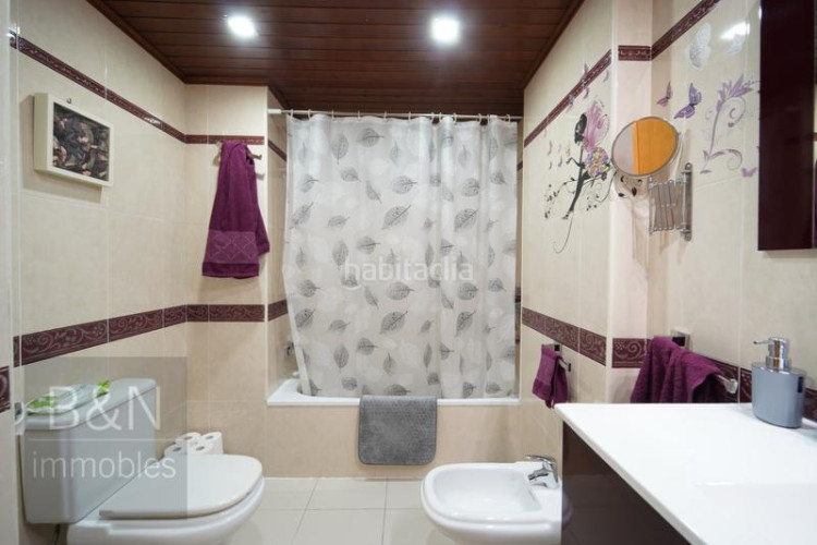 Dúplex tu hogar con alma espacio, confort, tres salidas al exterior y zona comunitaria con piscina y plaza de parking en Terrassa