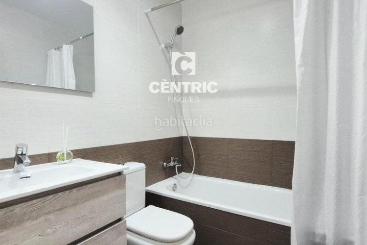 Piso planta baja seminueva de 3 hab con patio 60 m2 sur en francesc macia en Terrassa