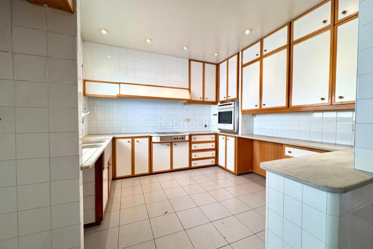 Piso  señorial único en pleno centro – 6 habitaciones, 3 baños, terraza de 200 m², parking incluido en Terrassa