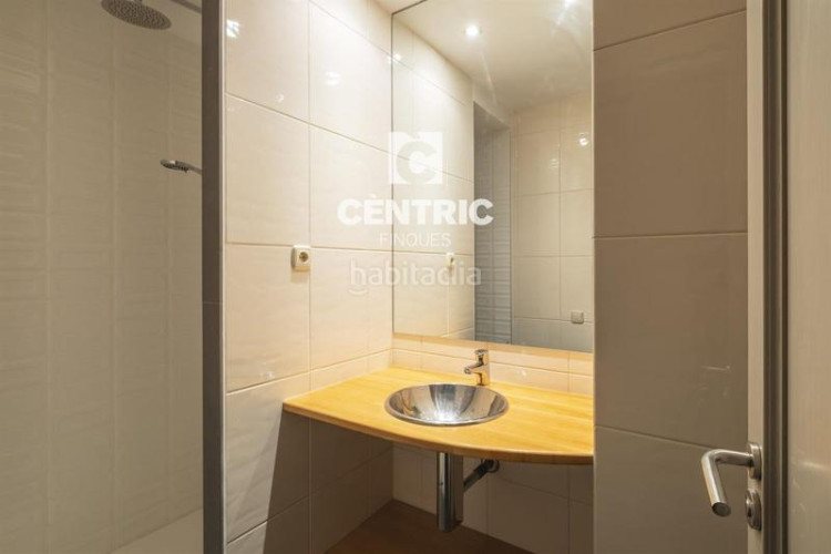 Piso  grande en perfecto estado con terraza y vistas zona vallparadis en Terrassa