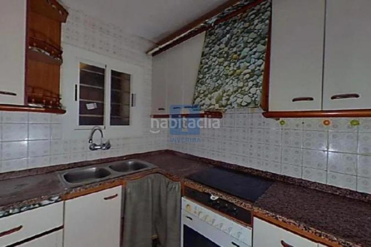 Piso inmueble ilegalmente okupado situado en la calle mossen angel rodamilans 222, bajos 4, , barcelona. en Terrassa