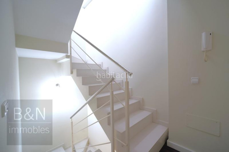 Casa  cantonera toda exterior, reformada en un estilo moderno y abierto, con una amplia terraza y gran garaje ! en Terrassa