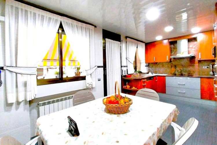 Casa magnifica casa unifamiliar de 230 m2 con 3 hab dobles y gran estudio 55 m2 en Terrassa