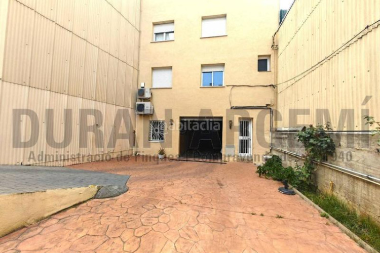Casa  dos viviendas independientes en venta en la gripia les arenes en Terrassa