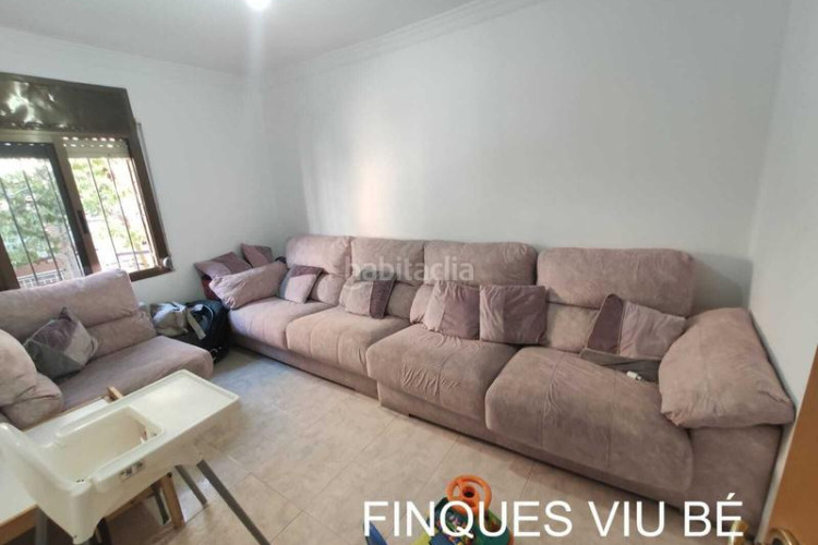 Piso  reformado de 3 habitaciones exterior con balcón en Terrassa