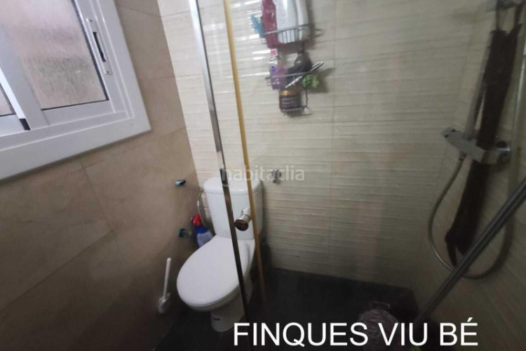 Piso  reformado de 3 habitaciones exterior con balcón en Terrassa