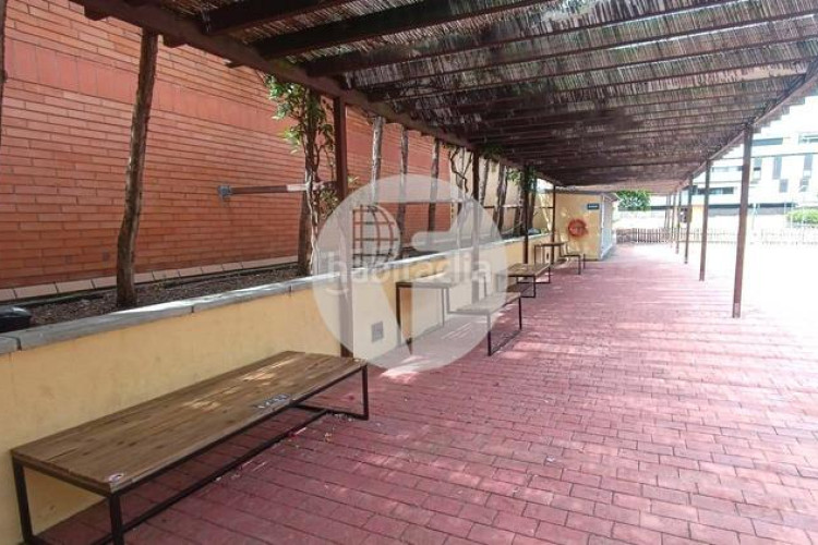 Piso bonito piso de 85 m2, 3 hab, 2 baños, galería, balcón, pk y zona comunitaria, en zona olímpica en Terrassa