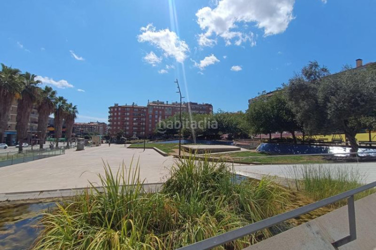 Piso amplio piso de 4 habitaciones, junto a plaza lluis companys. en Terrassa