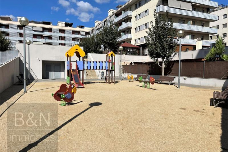 Dúplex tu hogar con alma espacio, confort, tres salidas al exterior y zona comunitaria con piscina y plaza de parking en Terrassa
