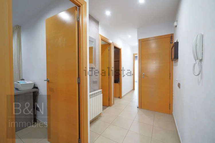 Un hogar reformado, con doble salida exterior y solo un vecino.