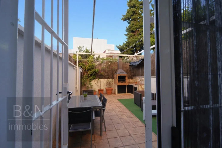 En exclusiva: planta baja con alma de hogar, gran terraza y parking en un entorno tranquilo rodeado