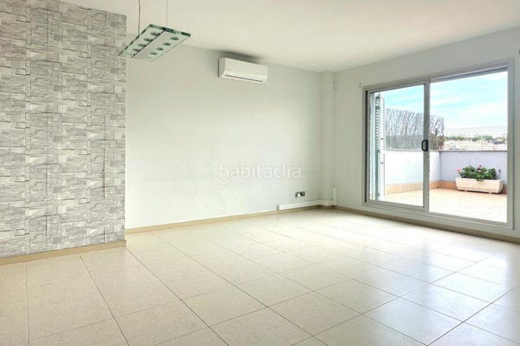 Ático atico seminuevo de 102 m2 con terraza de 53 m2 a pie de comedor con parquing y tratero incluidos en avenida madrid tocando estacio en Terrassa