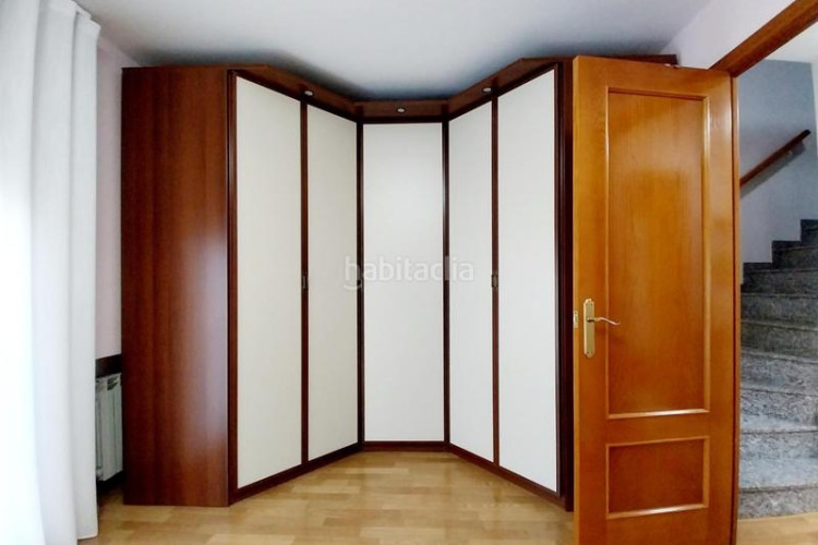 Casa adosada  con patio de 34m en la gripia, 3 hab. dobles estudio de 55m con fuego a tierra. amplio garaje en Terrassa