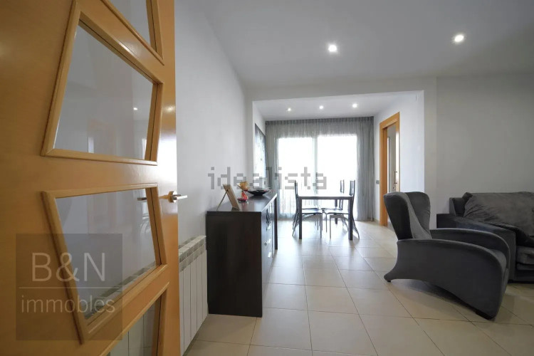 Un hogar reformado, con doble salida exterior y solo un vecino.