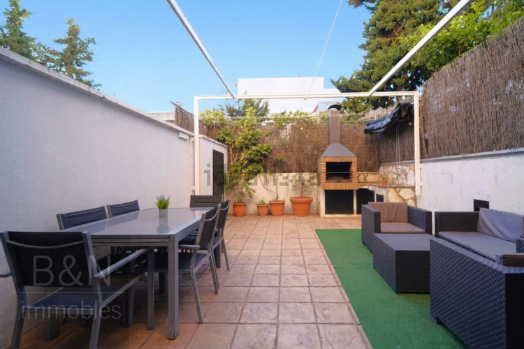 En exclusiva: planta baja con alma de hogar, gran terraza y parking en un entorno tranquilo rodeado